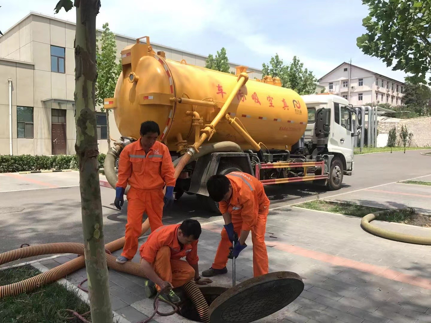 漳平管道疏通车停在窨井附近