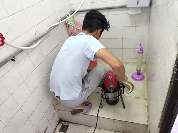 漳平管道堵塞冒臭气 专业师傅现场解决问题